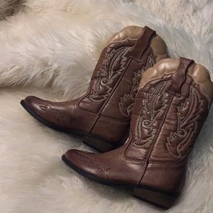 |:| Cow girl boots perfect for a hot day|:|